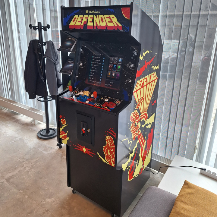 arcadekast defender sfeer foto