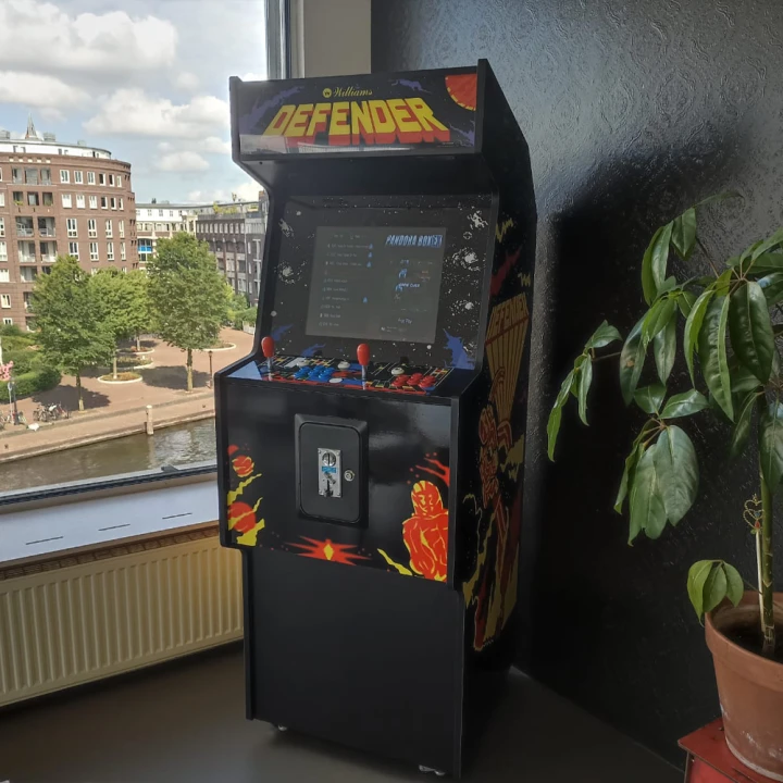 sfeer foto van de defender arcadekast met 3300 verschillende games erop