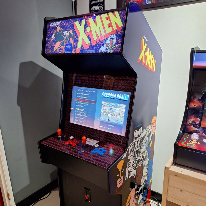 sfeer foto van de x-men arcadekast met 330 verschillende games erop