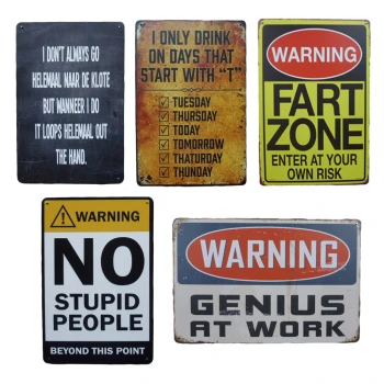 Deze wandborden zijn 20 x 30cm groot en kunnen zowel buiten als binnen worden opgehangen. De metalen bordjes in deze set zijn Fart zone, Warning genius, I only drink, Helemaal naar de klote en No Stupid people.