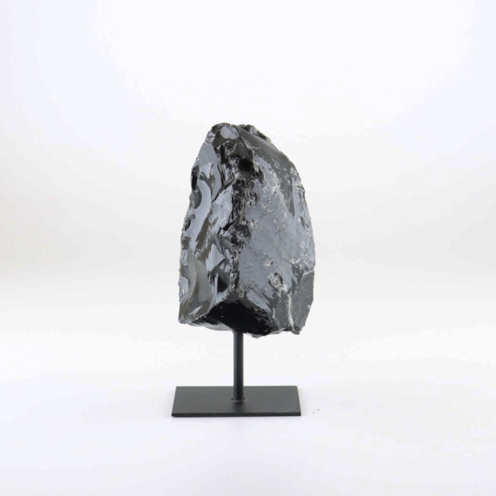 Zwarte obsidiaan is een sterk inzichtgevende en reinigende steen. Zwarte Obsidiaan op standaard