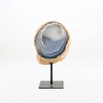 Agaat geode op standaard voorkant. agaat geode is een echte eye cather in ieder interieur.