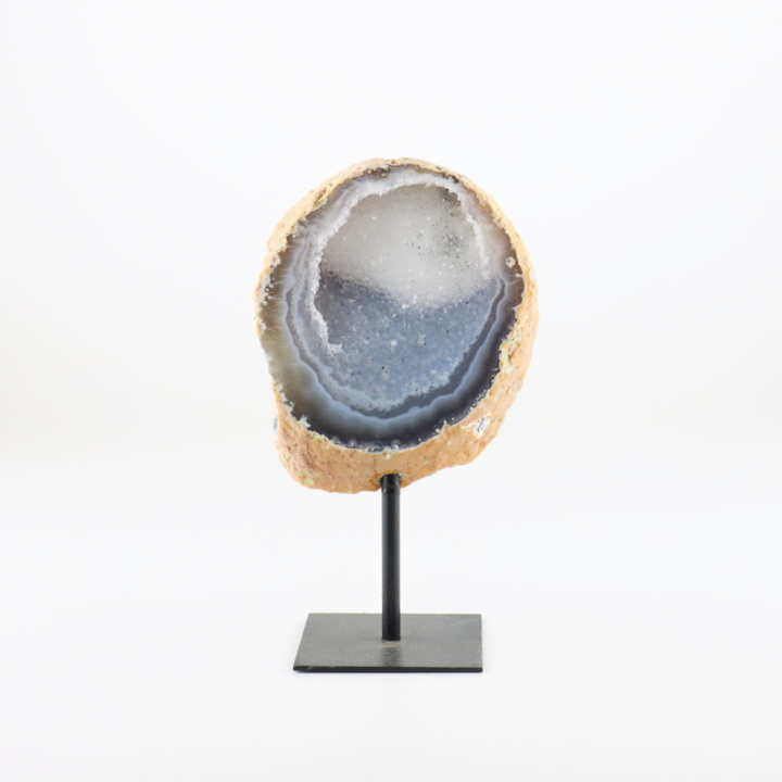 Agaat geode op standaard voorkant. agaat geode is een echte eye cather in ieder interieur.