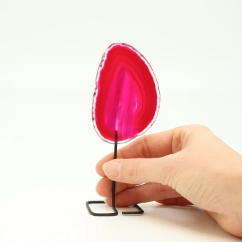 Mini Agaatschijf op standaard roze, Met de Mini Agaatschijf op Standaard in roze geef je jouw ruimte net dat beetje extra sfeer en stijl. Perfect als cadeau of als decoratiestuk voor jezelf!