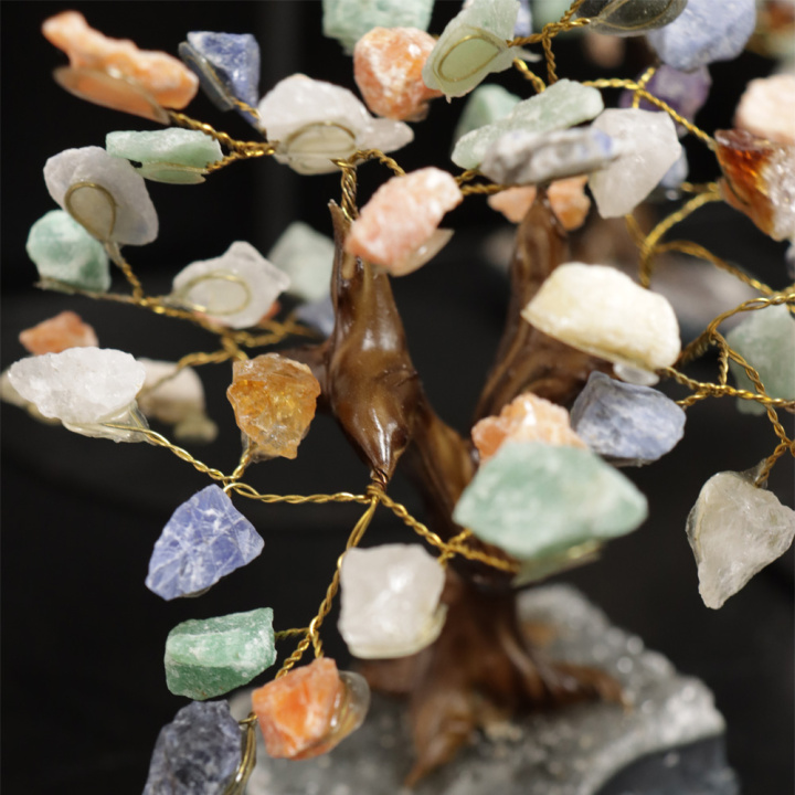 22265-edelsteen-boompje-op-amethist-close-up