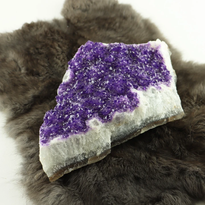 22127-3-Amethist-Cluster-aaa+-2455gram-kleedje