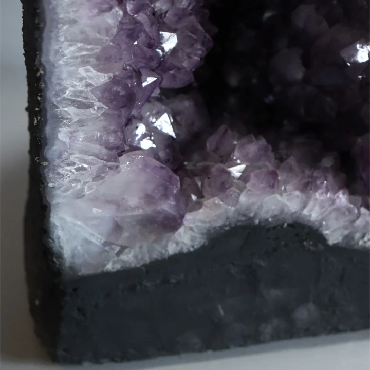 22124-6-amethist-geode-van-27-kilo-closeup