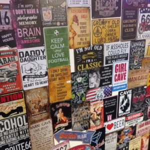 metalen borden aan de wand