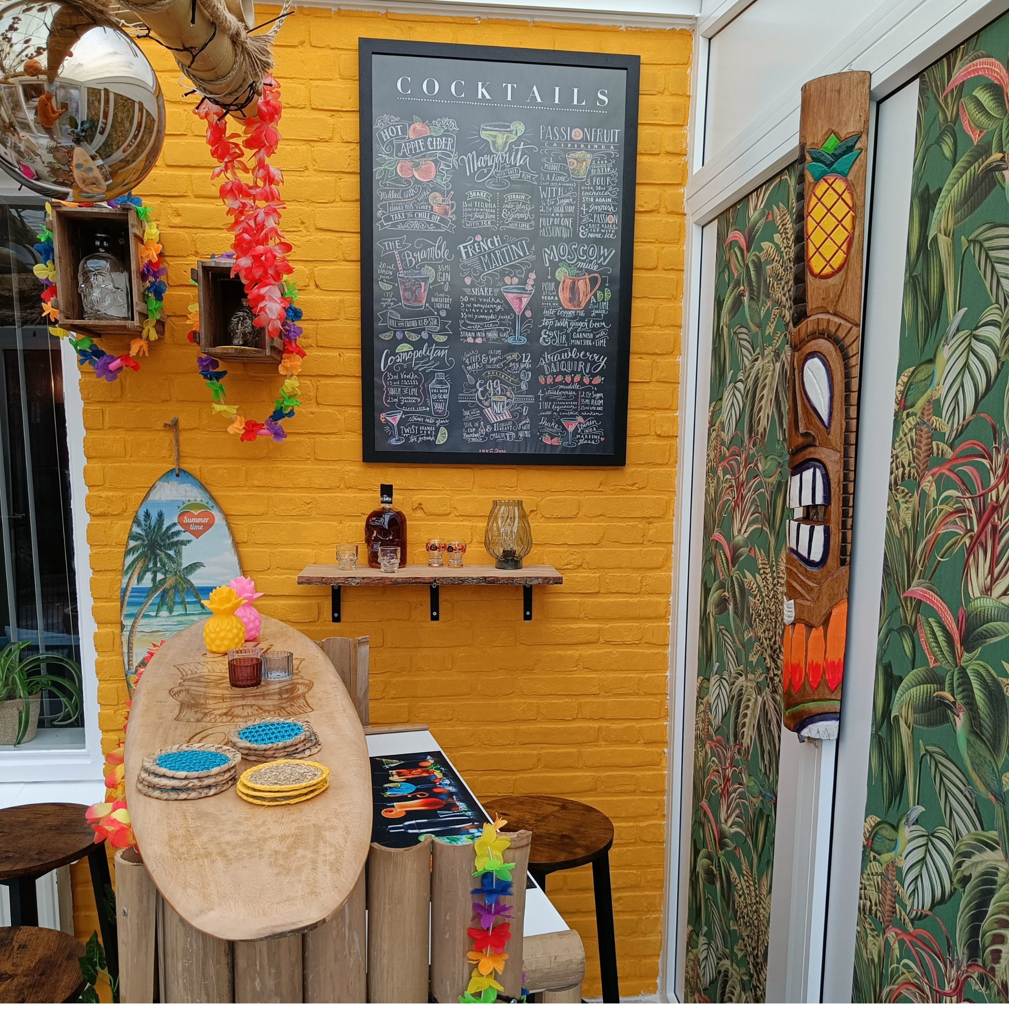 tuinhuis met tiki spullen