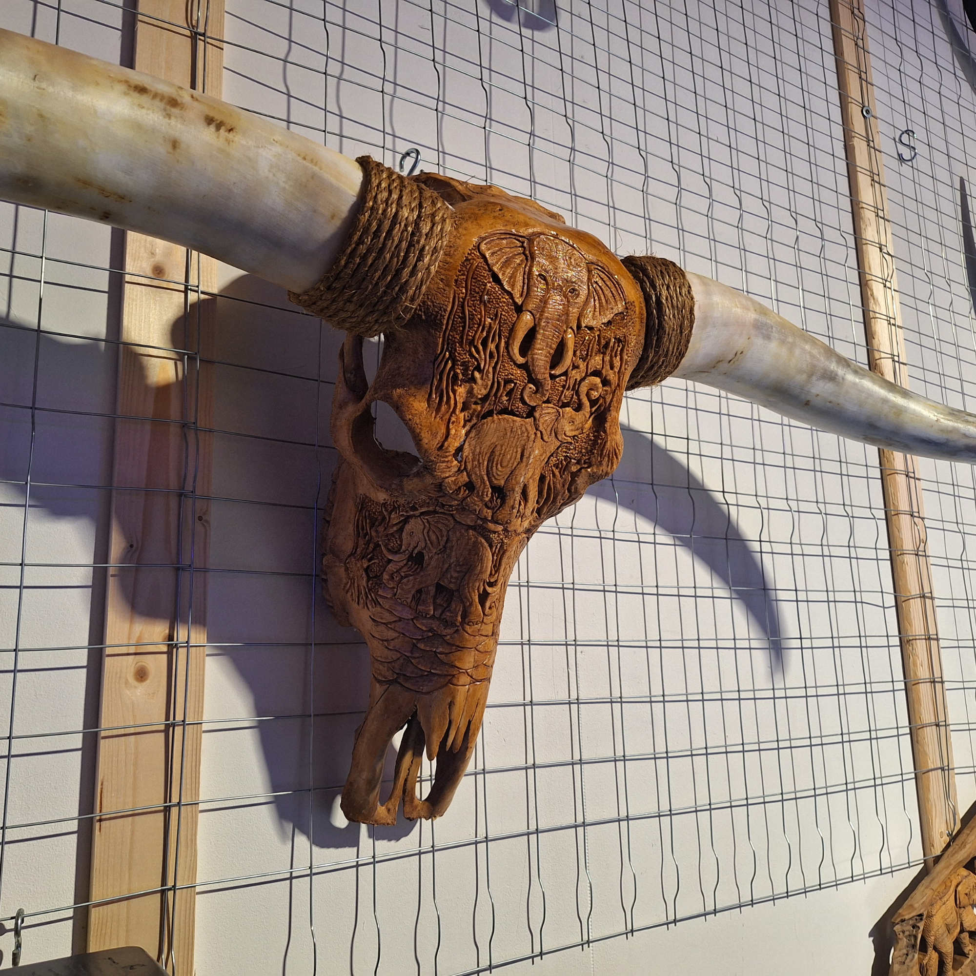 dierenschedel bruin met gegraveerde details