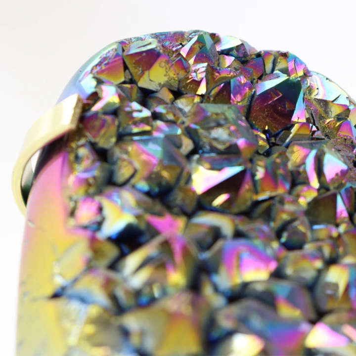 22009-5-titanium-hart-op-gouden-standaard-closeup