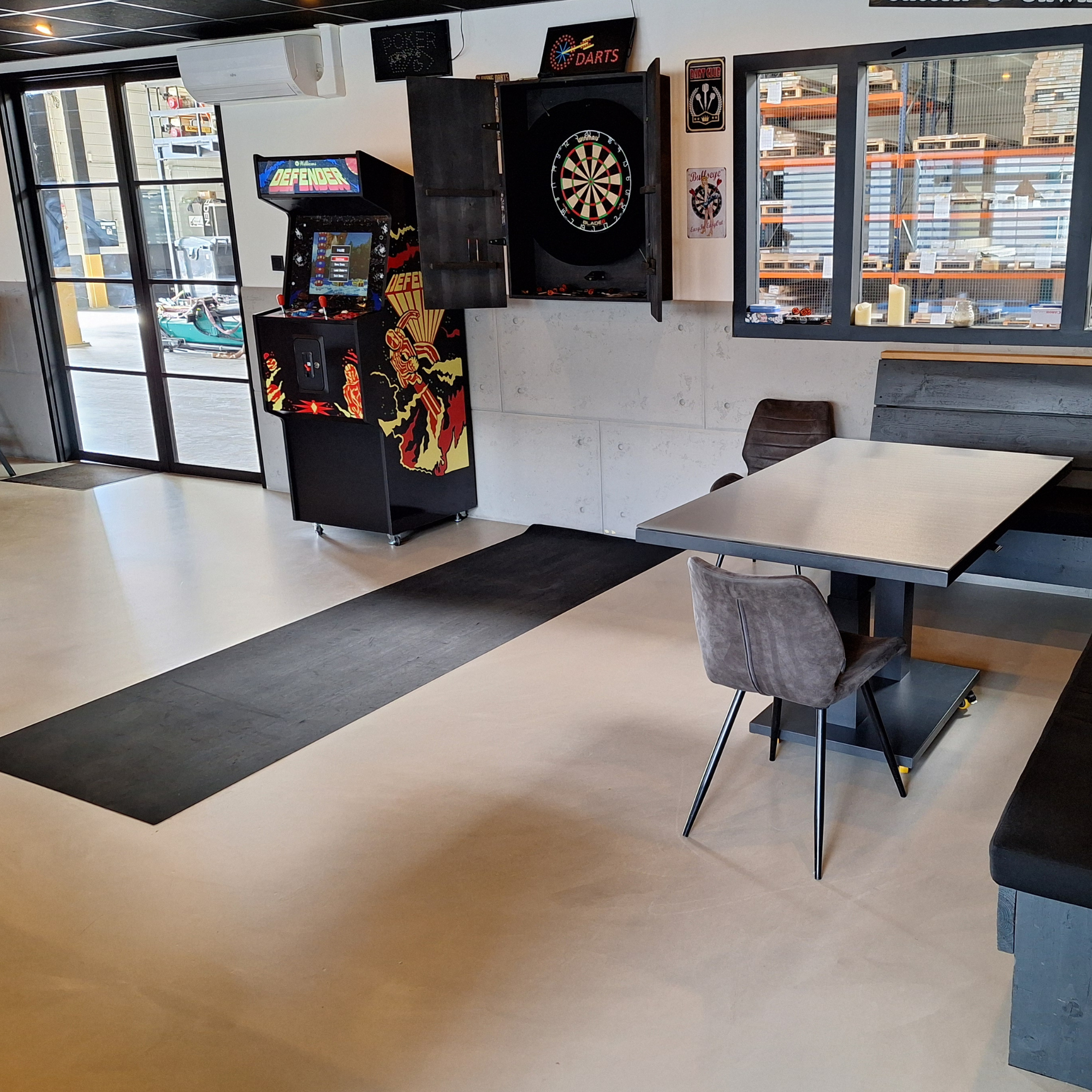 arcadekast in bedrijfskantine