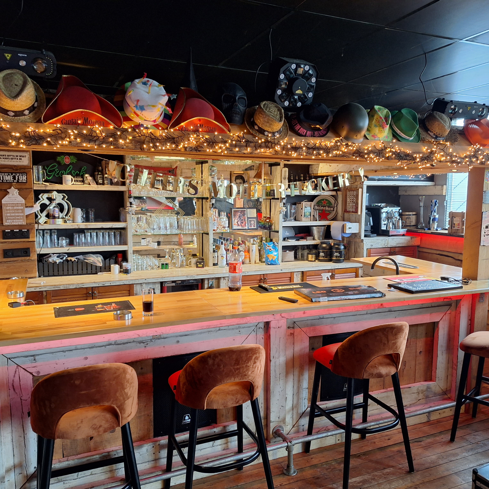 bruine kroeg ingericht met een bar van cave & garden