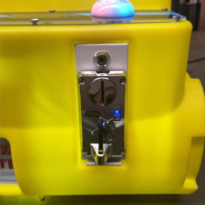 19342 – Tank-man-grijpmanchine-clawmachine-geel-muntproever-sfeer-1