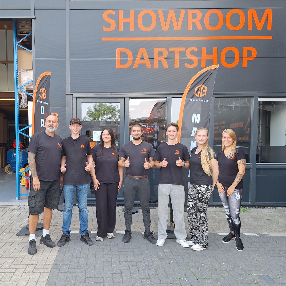 Het team van Cave & Garden voor de showroom en dartshop in Waddinxveen